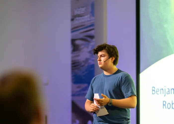 In actie komen
In de collegezaal trapt klimaatactivist Benjamin van Bunderen Robberechts de middag af. In de Vlaamse Ardennen, zomer 2021, verliest Benjamin zijn vriendin Rosa door een plotseling opkomende overstroming van een beek als gevolg van de klimaatverandering. Een aangrijpend verhaal, gevolgd door een indringende oproep aan iedereen om in actie te komen.