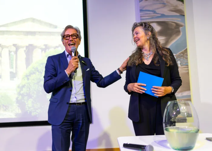 Ontmoeten en afscheid
Prikkelende en inspirerende sprekers en ruim 150 gasten verzamelen zich in Middelburg voor deze bijeenkomst die wordt afgesloten met het afscheid van directeur Delta Platform Willem den Ouden. Voordat hij uitgebreid wordt uitgezwaaid en toegezongen, wacht dagvoorzitter Meike van der Linde de genodigden op in de collegezaal. Om beurten krijgen de sprekers het podium. Als symbolisch cadeau voor Willem, en om de titel van de conferentie kracht bij te zetten, gieten ze ieder na hun lezing wat water uit hun eigen omgeving in een grote vaas.