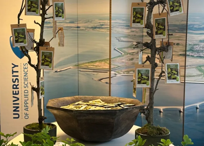 Op de conferentie 'Water als verbinding' werden bezoekers verrast met speciale cadeaus. Ook als je niet aanwezig bent geweest op de conferentie, kun je dit cadeau alsnog ontvangen door op onderstaande button te klikken en het formulier in te vullen. Wij sturen dan het boek over 10 jaar Delta Platform ter ere van het afscheid van directeur Willem den Ouden toe, evenals een zakje met Gingko zaadjes. Deze geschenken symboliseren de groei en verbinding die centraal staan in ons werk en de duurzame toekomst die we samen willen bouwen.